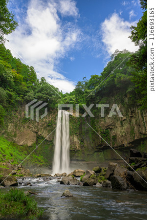 Gorogataki Falls, a spectacular sight against the blue summer sky, is a 50m-high waterfall tourist spot (Yamato Town) 116693165