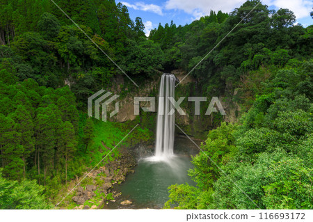 五羅瀑佈在夏日藍天的襯托下顯得十分壯觀。 116693172