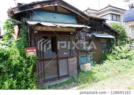 無人居住的空置房子 無人居住的空置房子 116693181