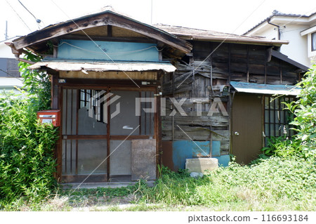 Unoccupied vacant house 116693184