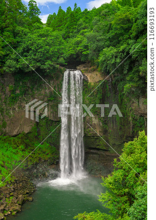 Gorogataki Falls, a tourist spot that can be seen from a suspension bridge with the blue summer sky as a backdrop, is a 50-meter-high waterfall (Yamato Town) 116693193