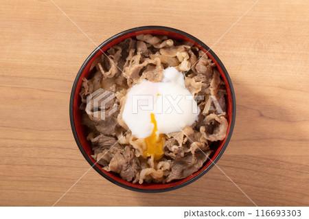 熱騰騰的牛肉碗 116693303