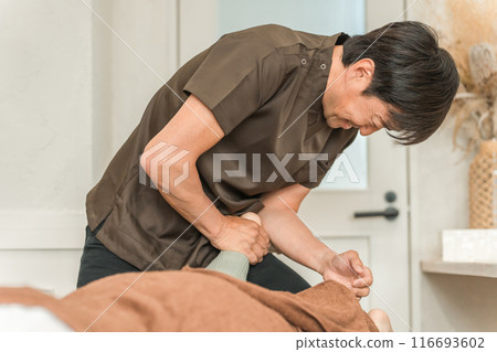 去反射療法、脊椎按摩診所、整骨診所和足部按摩的女性,以及脊椎按摩師和治療師(足部按摩) 去反射療法、脊椎按摩診所、整骨診所和足部按摩的女性,以及脊椎按摩師和治療師(足部按摩) 116693602