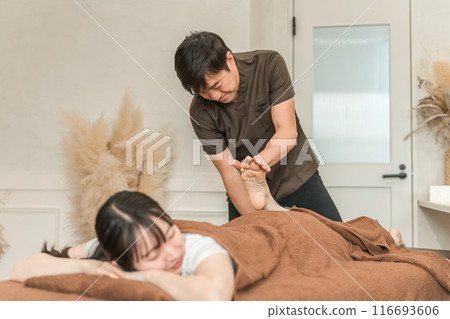 A woman who goes to reflexology, a chiropractic clinic, an osteopathic clinic, and a foot massage, and a chiropractor and therapist (foot massage) 116693606