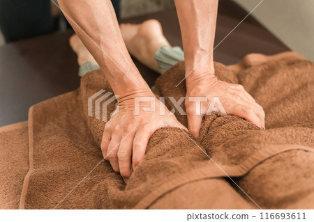 Reflexology, foot massage, chiropractic clinic, women who go to massage, chiropractor, masseuse, therapist 116693611
