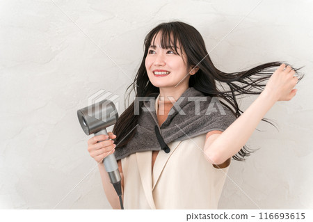 女人用吹風機吹乾頭髮（護髮） 116693615