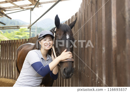 照顧一匹馬的女人 116693837