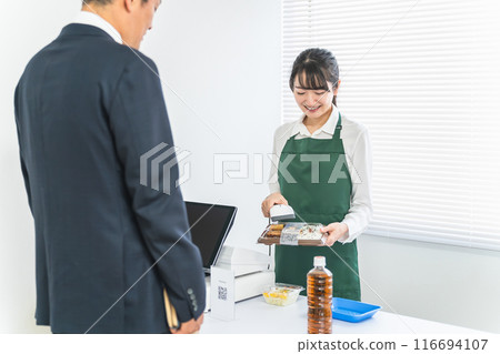 A businessman who buys a lunch box and a woman who is a convenience store clerk 116694107