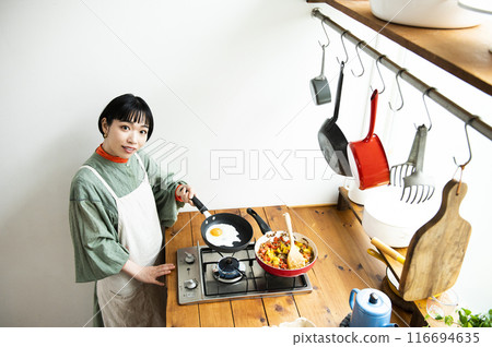 Young woman making gapao rice 116694635