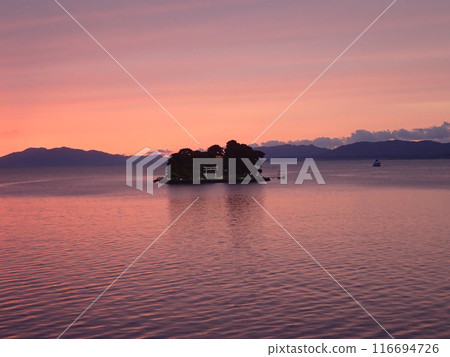 夜之島的日落景色,它是宍道湖中唯一漂浮的島嶼,宍道湖是一個橫跨島根縣松江市和出雲市的鹹水湖。 夜之島的日落景色,它是宍道湖中唯一漂浮的島嶼,宍道湖是一個橫跨島根縣松江市和出雲市的鹹水湖。 116694726