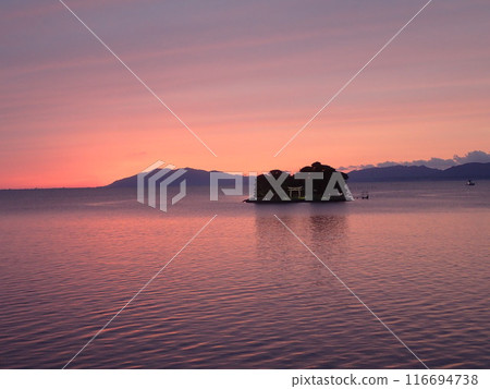 Evening view of Yomegashima, the only floating island on Lake Shinji, a brackish lake that straddles Matsue City and Izumo City in Shimane Prefecture. 116694738