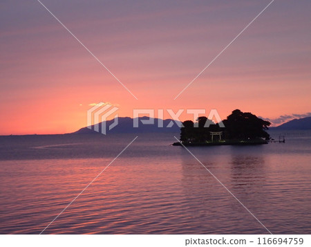 Evening view of Yomegashima, the only floating island on Lake Shinji, a brackish lake that straddles Matsue City and Izumo City in Shimane Prefecture. 116694759