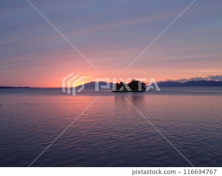 夜之島的日落景色，它是宍道湖中唯一漂浮的島嶼，宍道湖是一個橫跨島根縣松江市和出雲市的鹹水湖。 116694767