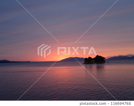 夜之島的日落景色,它是宍道湖中唯一漂浮的島嶼,宍道湖是一個橫跨島根縣松江市和出雲市的鹹水湖。 夜之島的日落景色,它是宍道湖中唯一漂浮的島嶼,宍道湖是一個橫跨島根縣松江市和出雲市的鹹水湖。 116694768