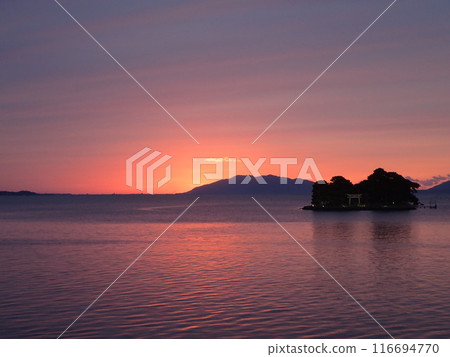 夜之島的日落景色,它是宍道湖中唯一漂浮的島嶼,宍道湖是一個橫跨島根縣松江市和出雲市的鹹水湖。 夜之島的日落景色,它是宍道湖中唯一漂浮的島嶼,宍道湖是一個橫跨島根縣松江市和出雲市的鹹水湖。 116694770