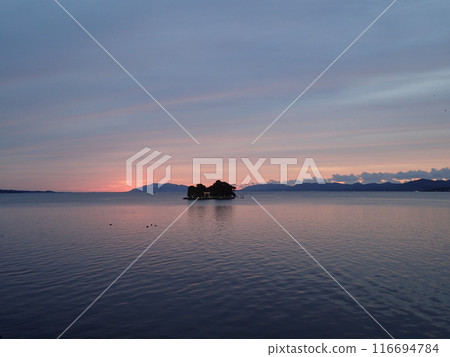 夜之島的日落景色,它是宍道湖中唯一漂浮的島嶼,宍道湖是一個橫跨島根縣松江市和出雲市的鹹水湖。 夜之島的日落景色,它是宍道湖中唯一漂浮的島嶼,宍道湖是一個橫跨島根縣松江市和出雲市的鹹水湖。 116694784