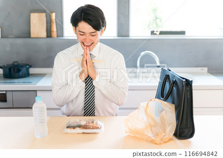 Asian male businessman eating lunch from a convenience store/supermarket (living alone, single, unhealthy, nutritionally balanced) 116694842