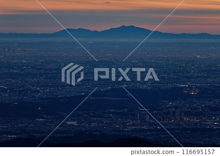 從丹澤/戶野岳出發的黎明時分的筑波山和關東平原街景 從丹澤/戶野岳出發的黎明時分的筑波山和關東平原街景 116695157