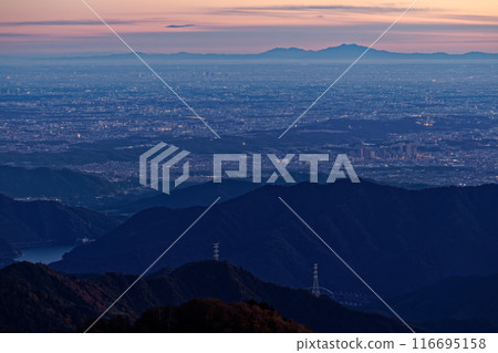 Mount Tsukuba and the townscape of the Kanto Plain at dawn from Mount Tonodake in Tanzawa 116695158