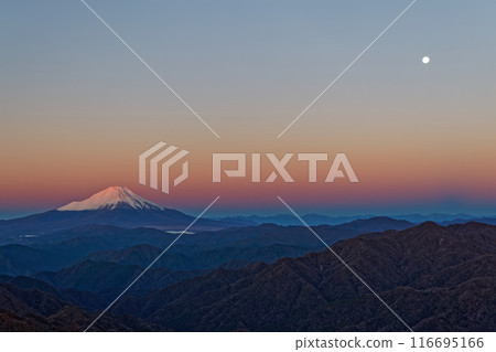 丹澤塔野嶽日出時的富士山與滿月 116695166