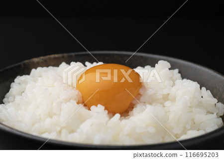 Freshly cooked rice with raw egg 116695203