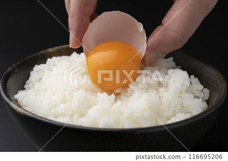 Freshly cooked rice with raw egg 116695206