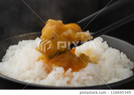 蛋煮飯：用筷子將米夾起，將蛋黃壓碎。 116695349