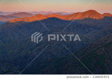 The morning glow of Hinokiboramaru and the Southern Alps from Mount Tonodake in Tanzawa 116695455