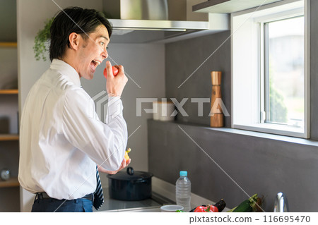 年輕的亞裔商人在廚房準備早餐 116695470