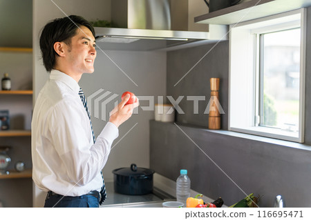 年輕的亞裔商人在廚房準備早餐 116695471