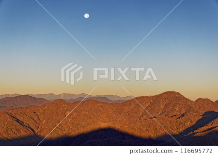 從丹澤/塔野岳看到的滿月和日童丸/南阿爾卑斯山 從丹澤/塔野岳看到的滿月和日童丸/南阿爾卑斯山 116695772