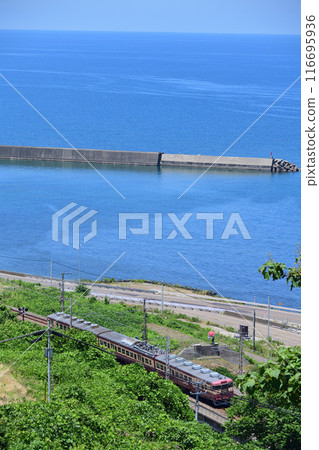 Sea of Japan and Echigo Tokimeki Railway Sightseeing Express 116695936
