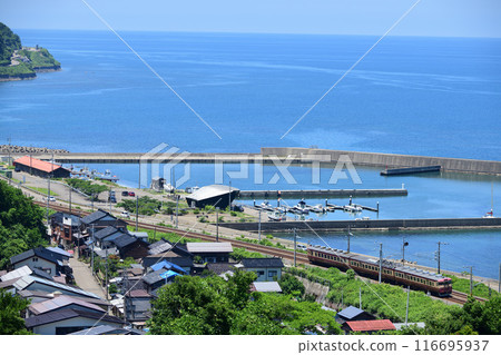 Echigo Tokimeki Railway Sightseeing Express runs through the fishing port and townscape of Arima River 116695937