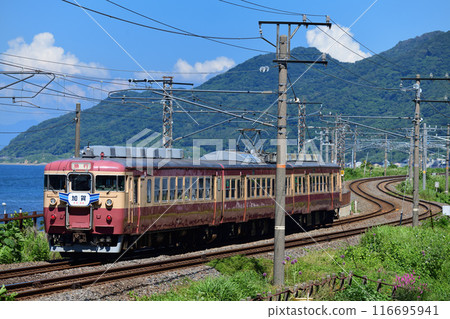 越後心跳鐵道觀光特快以米山和大海為背景行駛。 116695941