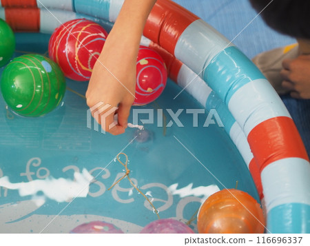 Child's hand fishing with a yo-yo 116696337