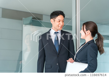 Businessman and businesswoman in the office (coworkers, boss, team) Businessman and businesswoman in the office (coworkers, boss, team) 116697614