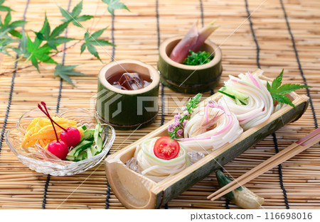 Cold noodles served in a natural bamboo bowl 116698016