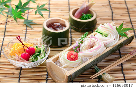 冰鎮大麥盛在天然竹碗中 116698017