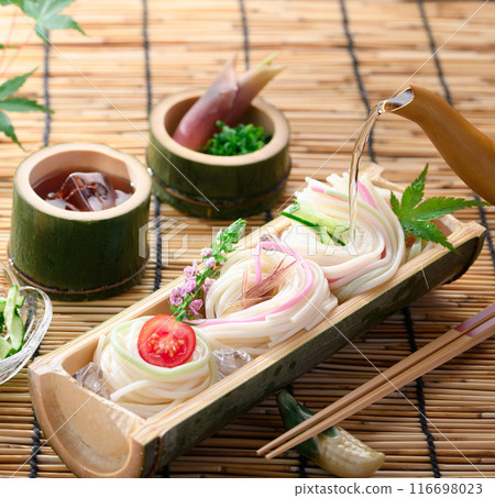 Cold noodles served in a natural bamboo bowl 116698023