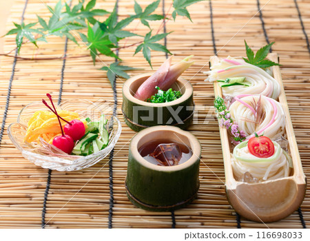 Cold noodles served in a natural bamboo bowl 116698033