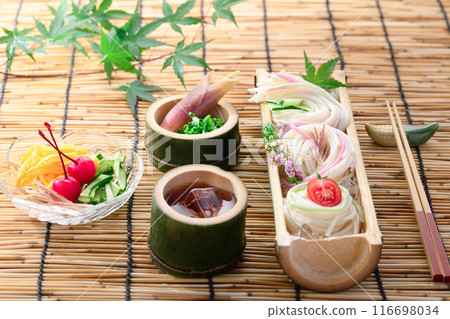 Cold noodles served in a natural bamboo bowl 116698034