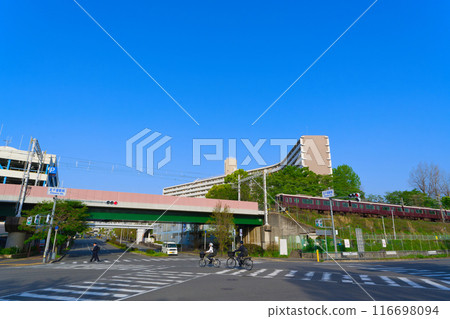 [大阪府]4月：北千里站前的街景 116698094