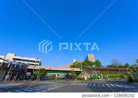 [大阪府]4月：北千里站前的街景 116698102