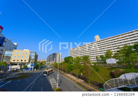 [大阪府]4月：北千里站前的街景 116698104