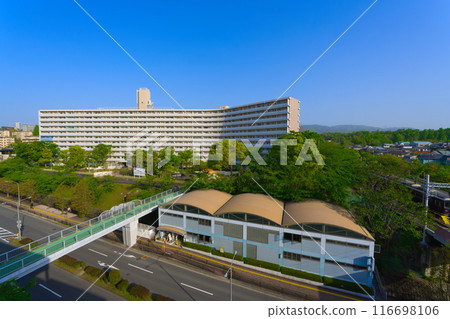 [大阪府]4月：北千里站前的街景 116698106