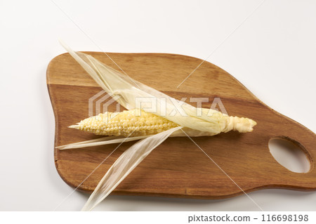 年輕玉米白色背景 116698198