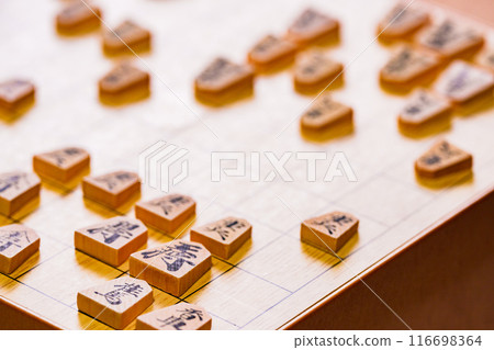 將棋是一種傳統的日本棋盤遊戲 [圖片涉及將棋] 116698364