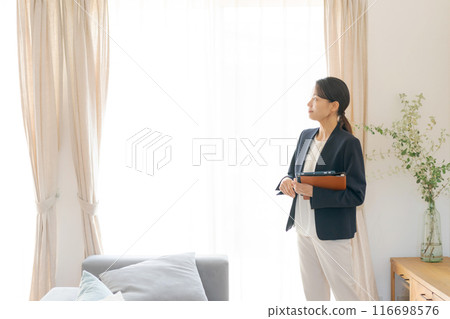 一位女士提供有關房地產的信息 116698576