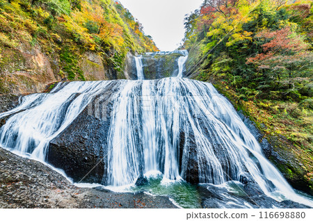 Fukuroda Falls in autumn colors in Ibaraki 116698880