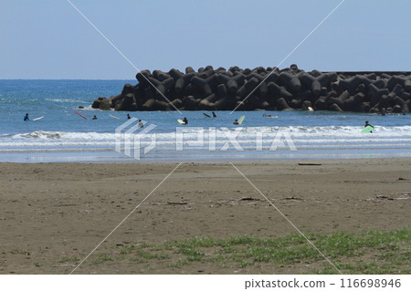 衝浪者在衝浪聖地宮崎大倉濱等待海浪 116698946
